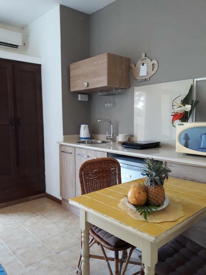 Pereybere Marlin Studio Apartment Pereybere Beach Bagian luar foto